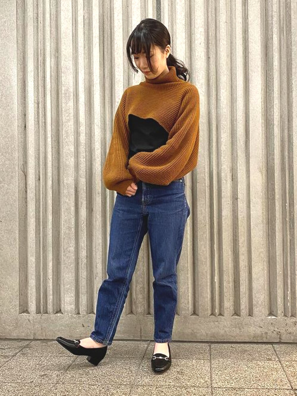 「ふわさら、パンプス、ローファーパンプス、ビットローファー、ヒールローファー、カラーニット、ショート丈トップス、大人カジュアル、オトナカジュアル、きれいめカジュアル、オフィスカジュアル、レイヤードスタイル、パンツスタイル、休日スタイル、通勤コーデ」｜「JELLY BEANSのフラワービットローファーパンプス<ふわさら>(204-42715)JELLY BEANS(ジェリービーンズ)（パンプス、ブラック系）」を使った、JELLYBEANSさん（レディース・148cm）の冬コーディネートの1枚目の写真