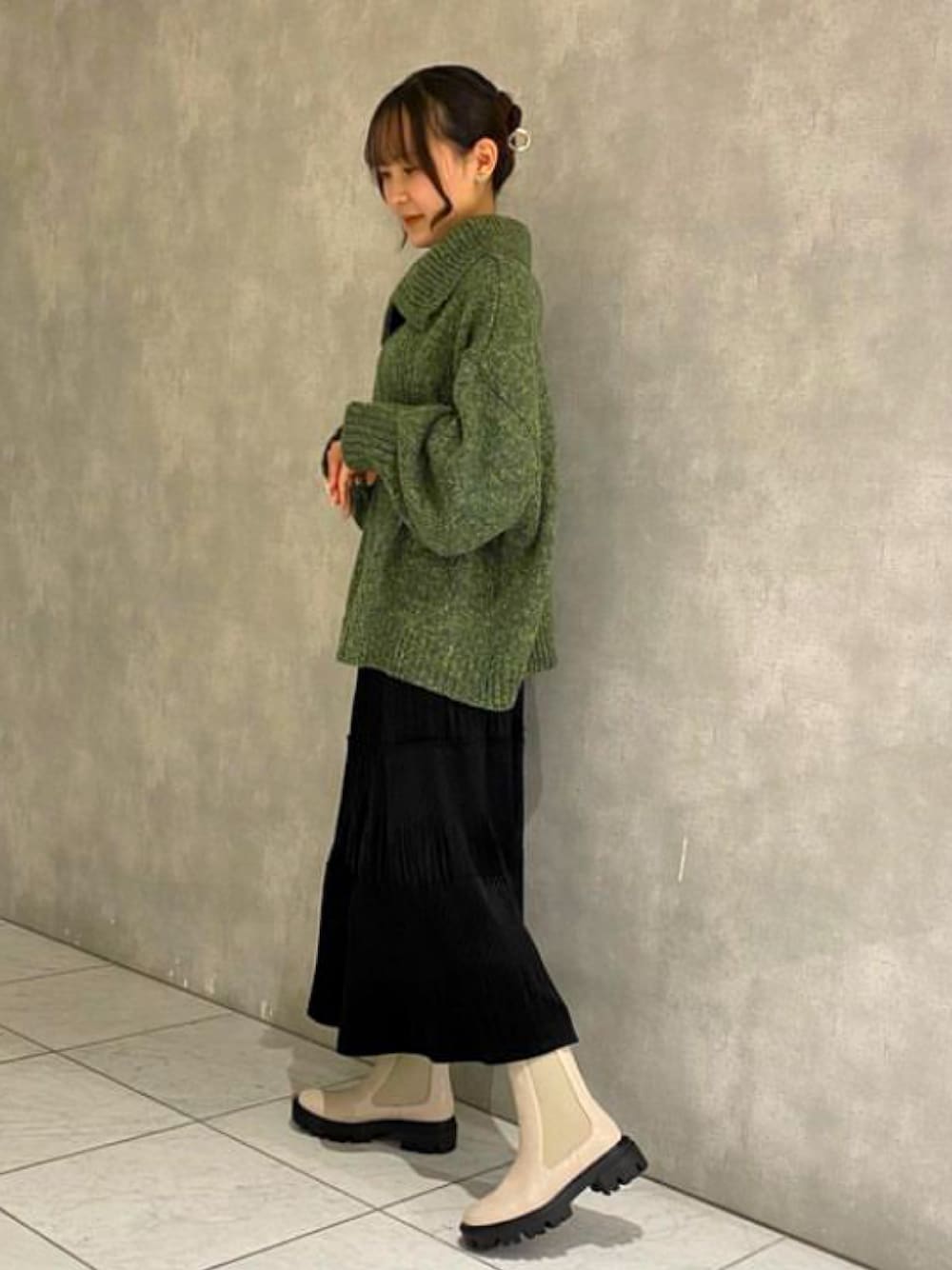 ホワイト系のブーツを着用したレディースの冬コーディネートの1枚目の写真