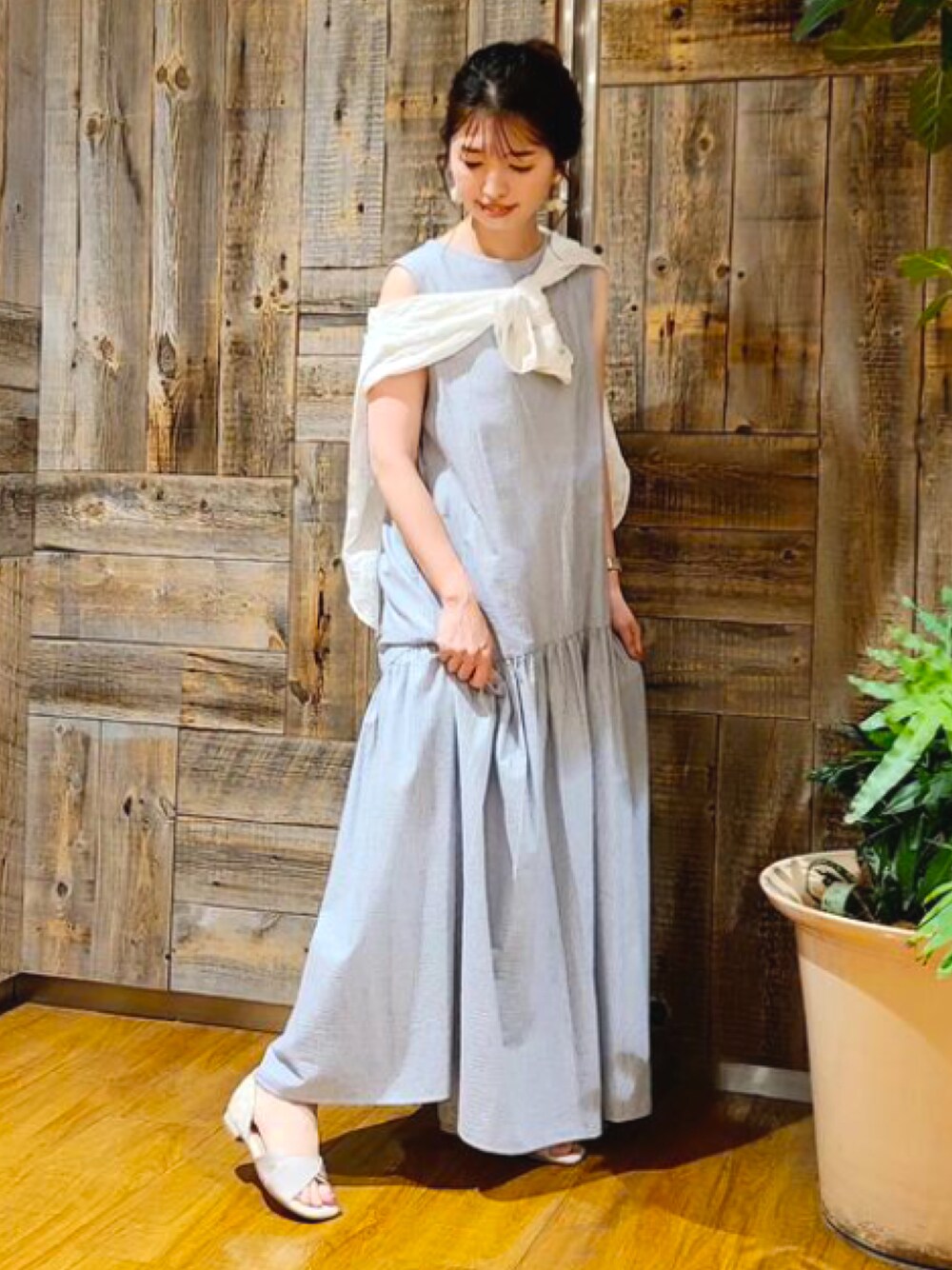 「ふわさら、サンダル、フラットシューズ、セパレートパンプス、スクエアトゥ、ペタンコ靴、ワンピース、肩掛けカーデ、きれいめカジュアル、リラックススタイル、休日スタイル、淡色コーデ、お出かけコーデ、夏コーデ、夏セールで買いました」｜「JELLY BEANSのクロスターバンフラットセパレートサンダル<ふわさら>(204-12894)JELLY BEANS(ジェリービーンズ)（サンダル、ベージュ系）」を使った、JELLYBEANSさん（レディース・158cm）の夏コーディネートの1枚目の写真