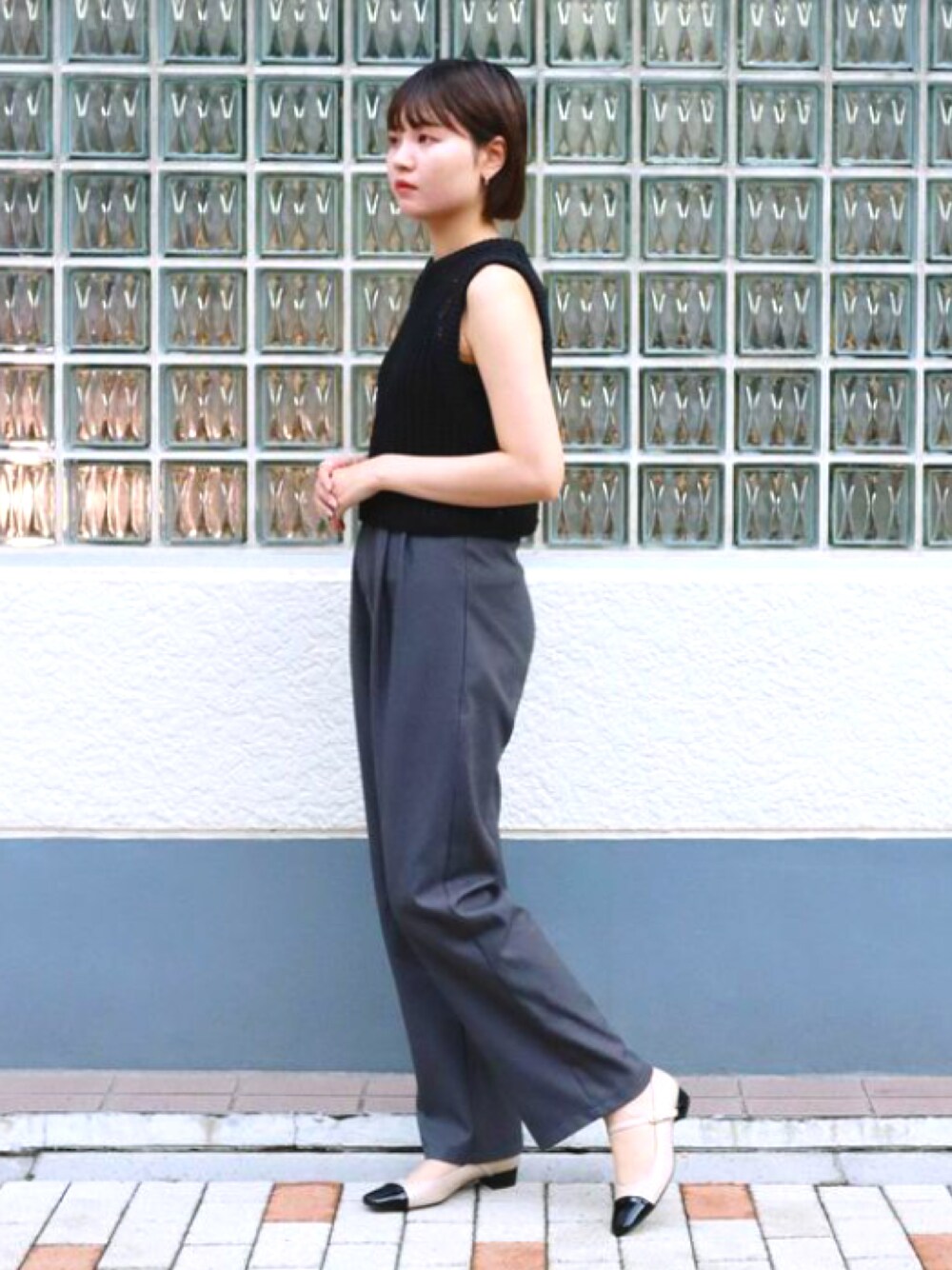 「パンプス、ストラップパンプス、ストラップシューズ、スクエアトゥ、太ヒール、ノースリーブ、スラックス、パンツスタイル、キレイめ、大人カジュアル、きれいめカジュアル、シンプルコーデ、通勤コーデ、初秋コーデ、夏コーデ」｜「JELLY BEANSのコンビトゥストラップパンプス【Made in Japan】(125-29310)JELLY BEANS(ジェリービーンズ)（パンプス、ブラウン系）」を使った、JELLYBEANSさん（レディース・162cm）の夏コーディネートの1枚目の写真