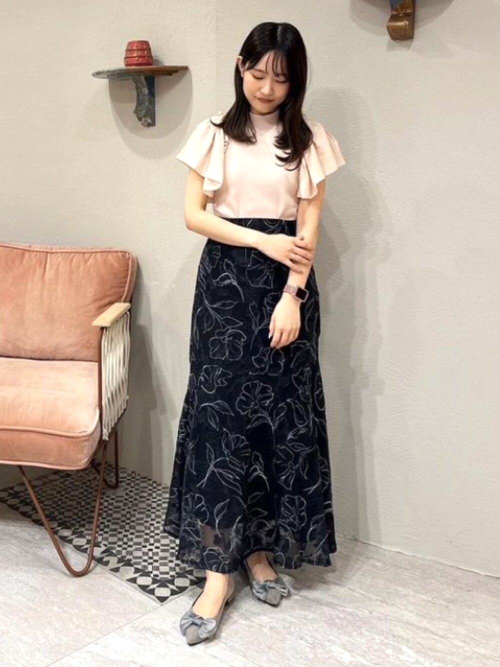 「パンプス、リボンパンプス、ローヒール、リボン、スエード、ポインテッドトゥ、フリルトップス、花柄スカート、マーメイドスカート、キレイめ、デート、通勤コーデ、夏コーデ、秋コーデ、先取りコーデ」｜「JELLY BEANSのオーガンジーリボンポインテッドトゥパンプス【Made in Japan】(113-21130)JELLY BEANS(ジェリービーンズ)（パンプス、グレー系）」を使った、JELLYBEANSさん（レディース・157cm）の夏コーディネートの1枚目の写真
