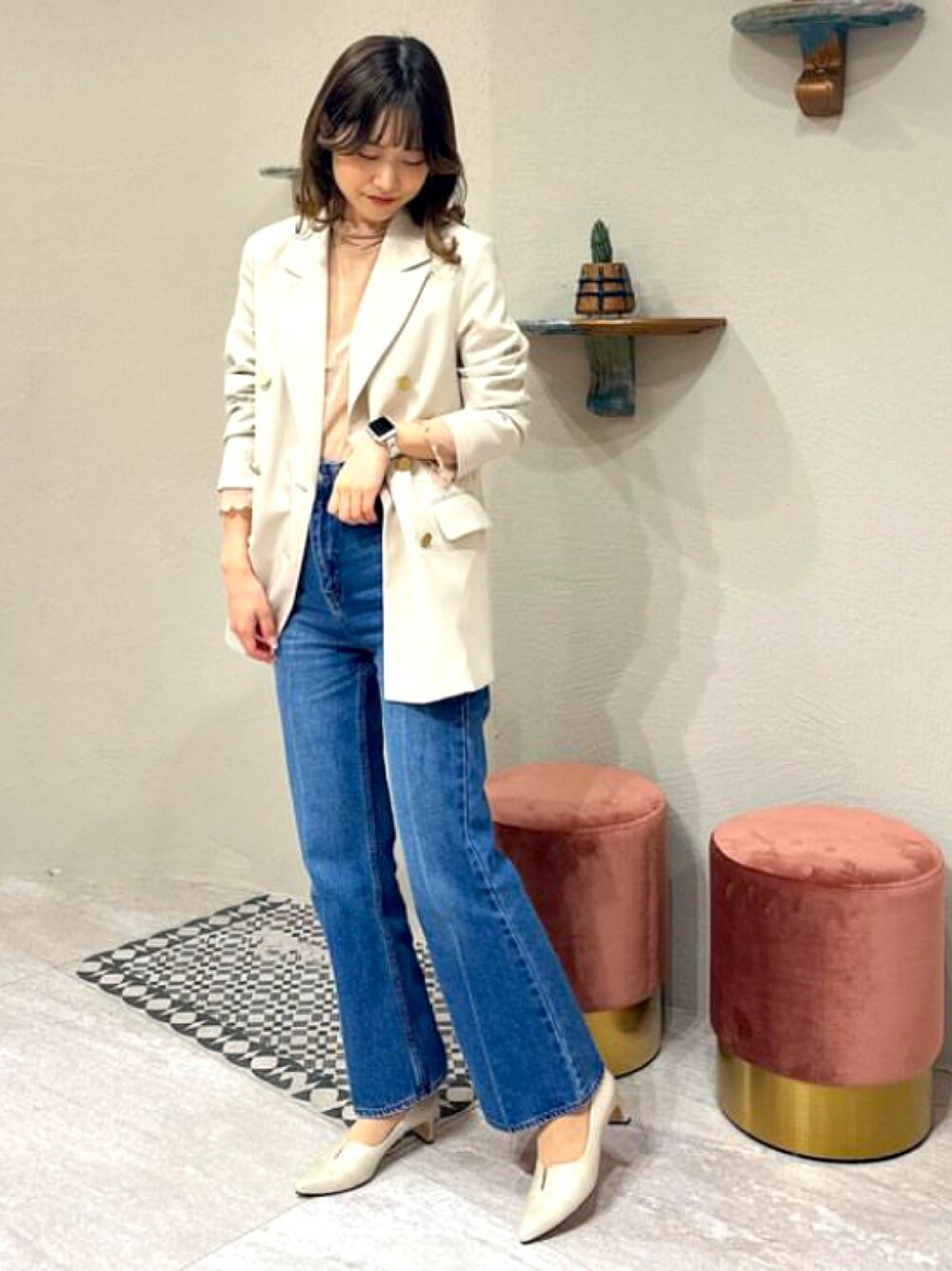 「パンプス、甲深パンプス、ポインテッドトゥ、カッティング、セットバックヒール、ジャケット、テーラードジャケット、デニム、大人カジュアル、きれいめカジュアル、パンツスタイル、デニムコーデ、通勤コーデ、春コーデ、春めきシューズ」｜「JELLY BEANSのスリットカッティングパンプス【Made in Japan】(113-68616)JELLY BEANS(ジェリービーンズ)（パンプス、ホワイト系）」を使った、JELLYBEANSさん（レディース・157cm）の冬コーディネートの1枚目の写真