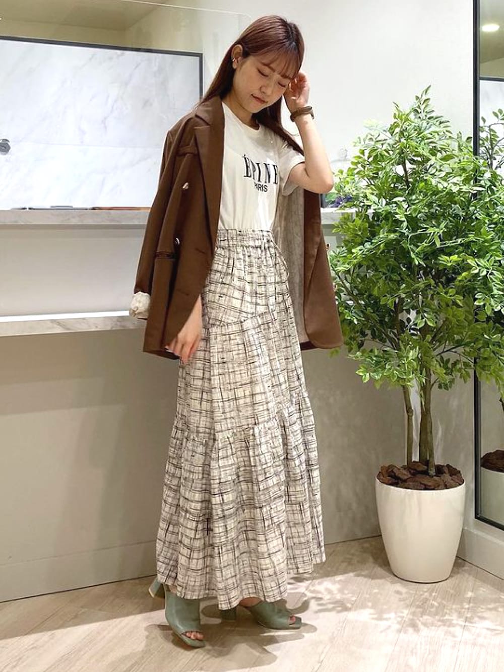 グリーン系のサンダルを着用したレディースの春コーディネートの1枚目の写真