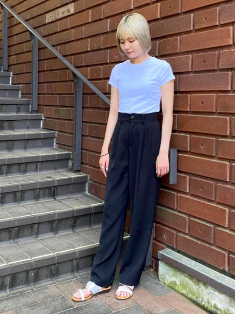 「サンダル、ミュール、ミュールサンダル、シルバーシューズ、ウェッジソール、Tシャツ、スラックス、タックイン、大人カジュアル、きれいめカジュアル、パンツスタイル、通勤コーデ、ラクチンコーデ、シンプルコーデ、夏コーデ」｜「JELLY BEANSのトリプルベルトハーフウエッジサンダル(210-10360)JELLY BEANS(ジェリービーンズ)（サンダル、ホワイト系）」を使った、JELLYBEANSさん（レディース・162cm）の夏コーディネートの1枚目の写真