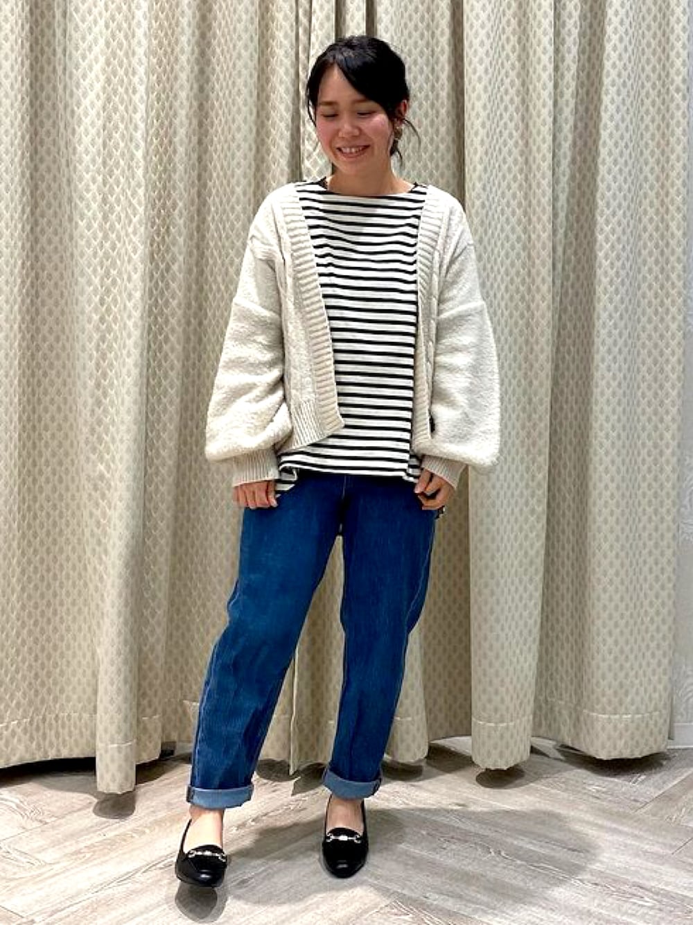 「ふわさら、パンプス、ローファーパンプス、ビットローファー、ヒールローファー、ボーダー、カーディガン、デニム、大人カジュアル、オトナカジュアル、ゆるコーデ、春コーデ、シンプルコーデ、レイヤードスタイル、休日スタイル」｜「JELLY BEANSのフラワービットローファーパンプス<ふわさら>(204-42715)JELLY BEANS(ジェリービーンズ)（パンプス、ブラック系）」を使った、JELLYBEANSさん（レディース・153cm）の冬コーディネートの1枚目の写真