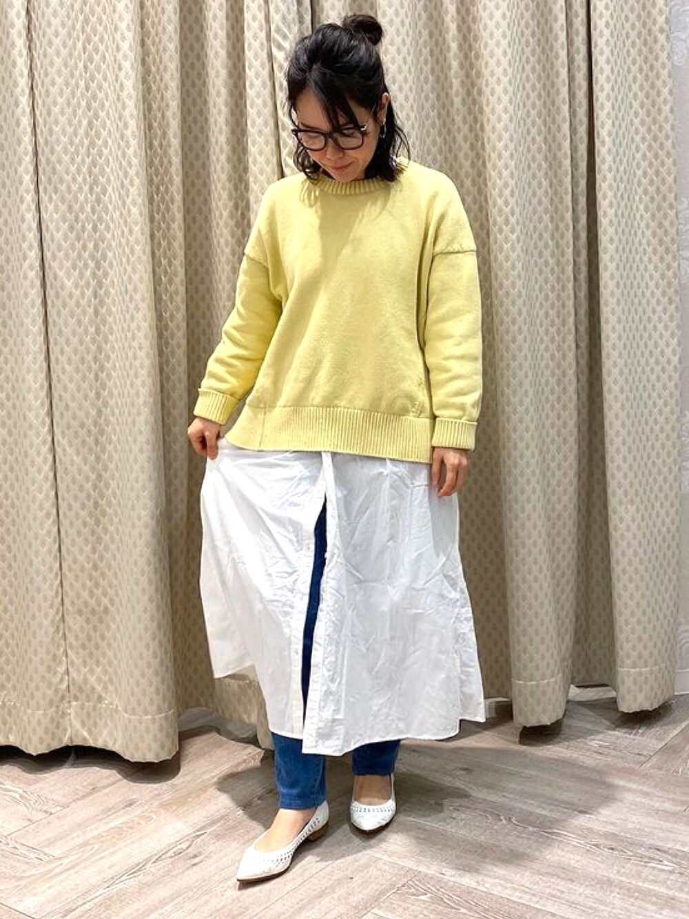 「パンプス、ポインテッドトゥ、フラットパンプス、フラットシューズ、メッシュパンプス、白パンプス、春カラー、シャツワンピ、カラーニット、めがね、メガネ女子、春コーデ、レイヤードスタイル、休日スタイル、春めきシューズ」｜「JELLY BEANSのソフトメッシュフラットパンプス【Made in Japan】(130-50226)JELLY BEANS(ジェリービーンズ)（パンプス、ホワイト系）」を使った、JELLYBEANSさん（レディース・153cm）の春コーディネートの1枚目の写真