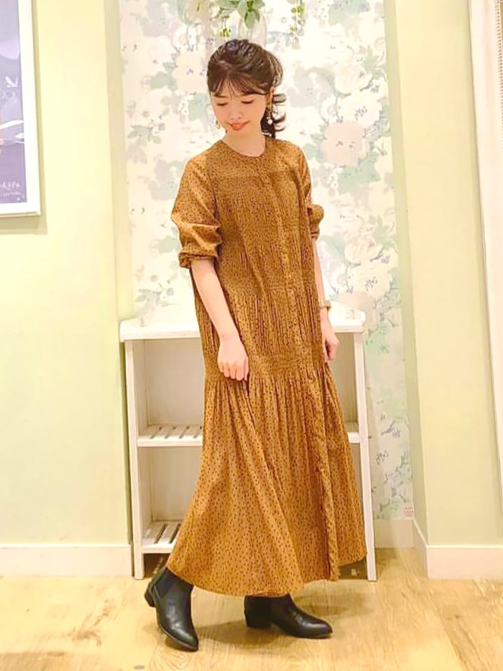 ブラック系のレインシューズを着用したレディースの秋コーディネートの1枚目の写真