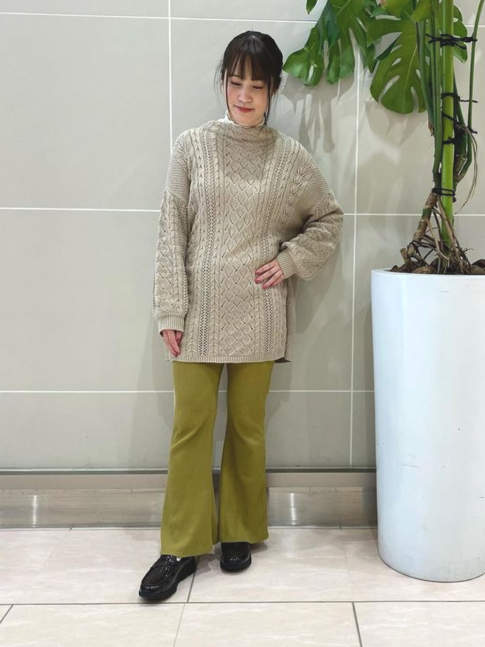 ブラウン系のローファーを着用したレディースの秋コーディネートの1枚目の写真