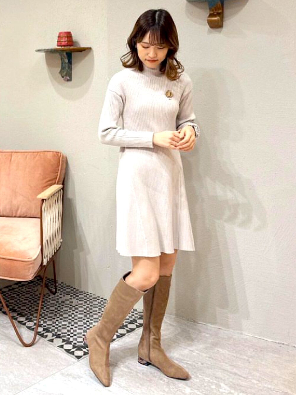 ベージュ系のブーツを着用したレディースの冬コーディネートの1枚目の写真