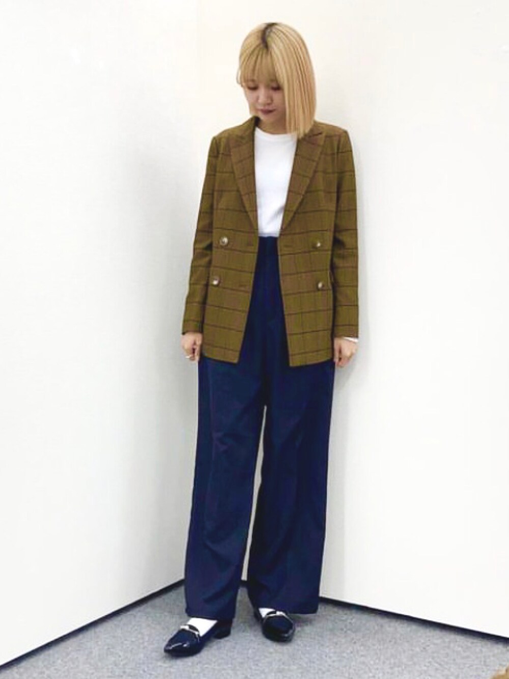 「ふわさら、パンプス、ローファーパンプス、ビットローファー、エナメルシューズ、ポインテッドトゥ、ローヒール、テーラードジャケット、ジャケット、デニム、タックイン、マニッシュ、大人カジュアル、通勤コーデ、秋コーデ」｜「JELLY BEANSのパールビジュービットローファーパンプス<ふわさら>(113-64601)JELLY BEANS(ジェリービーンズ)（パンプス、ブラック系）」を使った、JELLYBEANSさん（レディース・162cm）の秋コーディネートの1枚目の写真