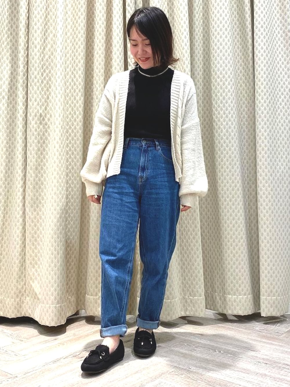 「モカシン、フラットシューズ、モールドソール、ファー、もこもこ、あたたかい、ニットカーディガン、ボリューム袖、デニム、ロールアップ、ラフ、大人カジュアル、カジュアル、冬コーデ、休日スタイル」｜「JELLY BEANSのインナーファーモカシン(214-40282)JELLY BEANS(ジェリービーンズ)（モカシン/デッキシューズ、ブラック系）」を使った、JELLYBEANSさん（レディース・153cm）の秋コーディネートの1枚目の写真