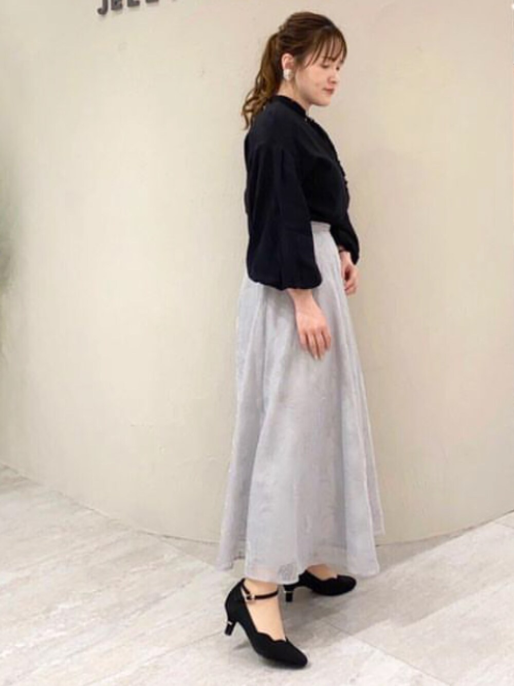 「ふわさら、パンプス、ストラップパンプス、ストラップシューズ、スカラップ、ジャガード、パーティースタイル、ブラウス、オーガンジー、シアースカート、キレイめ、通勤コーデ、春コーデ、春色、春めきシューズ」｜「JELLY BEANSのパールヒールフラワーカットストラップパンプス<ふわさら>(204-12881)JELLY BEANS(ジェリービーンズ)（パンプス、ブラック系）」を使った、JELLYBEANSさん（レディース・154cm）の春コーディネートの1枚目の写真