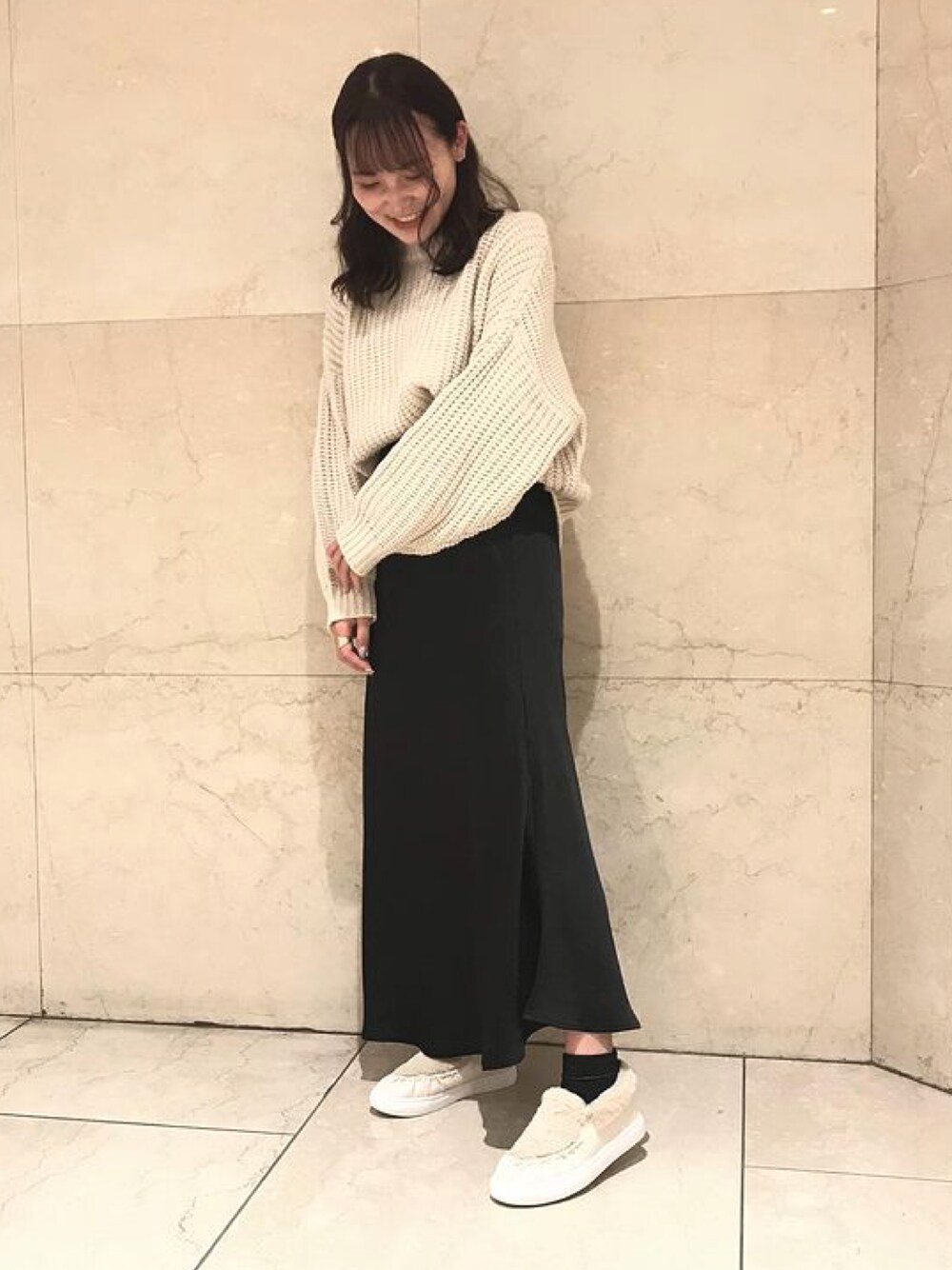「スリッポン、フラットシューズ、ファー、白スニーカー、カジュアル、フェミニン、ニット、ゆるニット、ボリューム袖、ロングスカート、モノトーン、オトナカジュアル、きれいめカジュアル、オトナ女子、秋冬コーデ」｜「JELLY BEANSのインナーファーモカシンスリッポン(215-40039)JELLY BEANS(ジェリービーンズ)（スリッポン、ホワイト系）」を使った、JELLYBEANSさん（レディース・155cm）の秋コーディネートの1枚目の写真