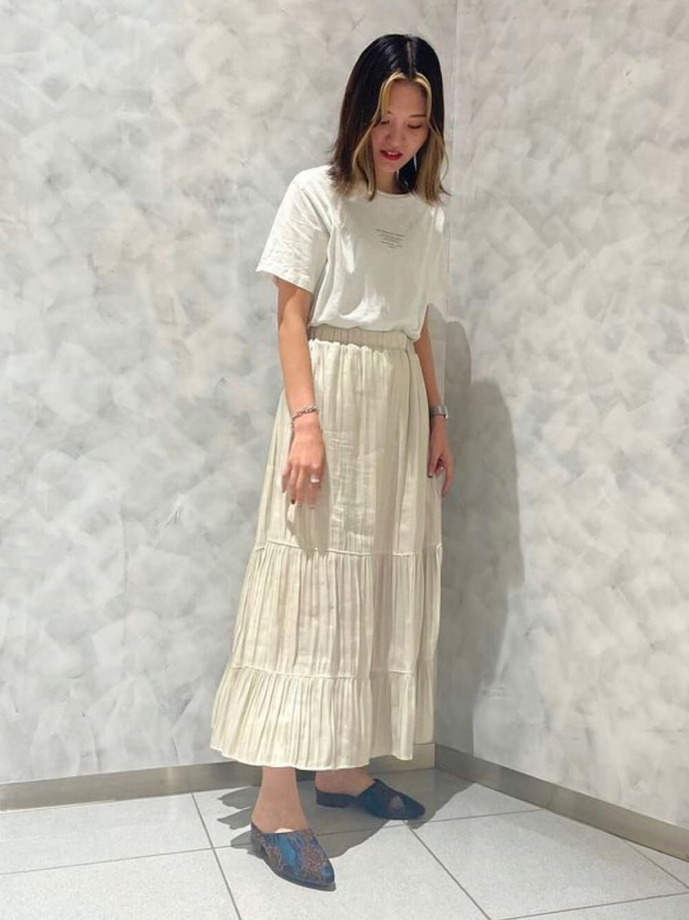 ブルー系のサンダルを着用したレディースの夏コーディネートの1枚目の写真