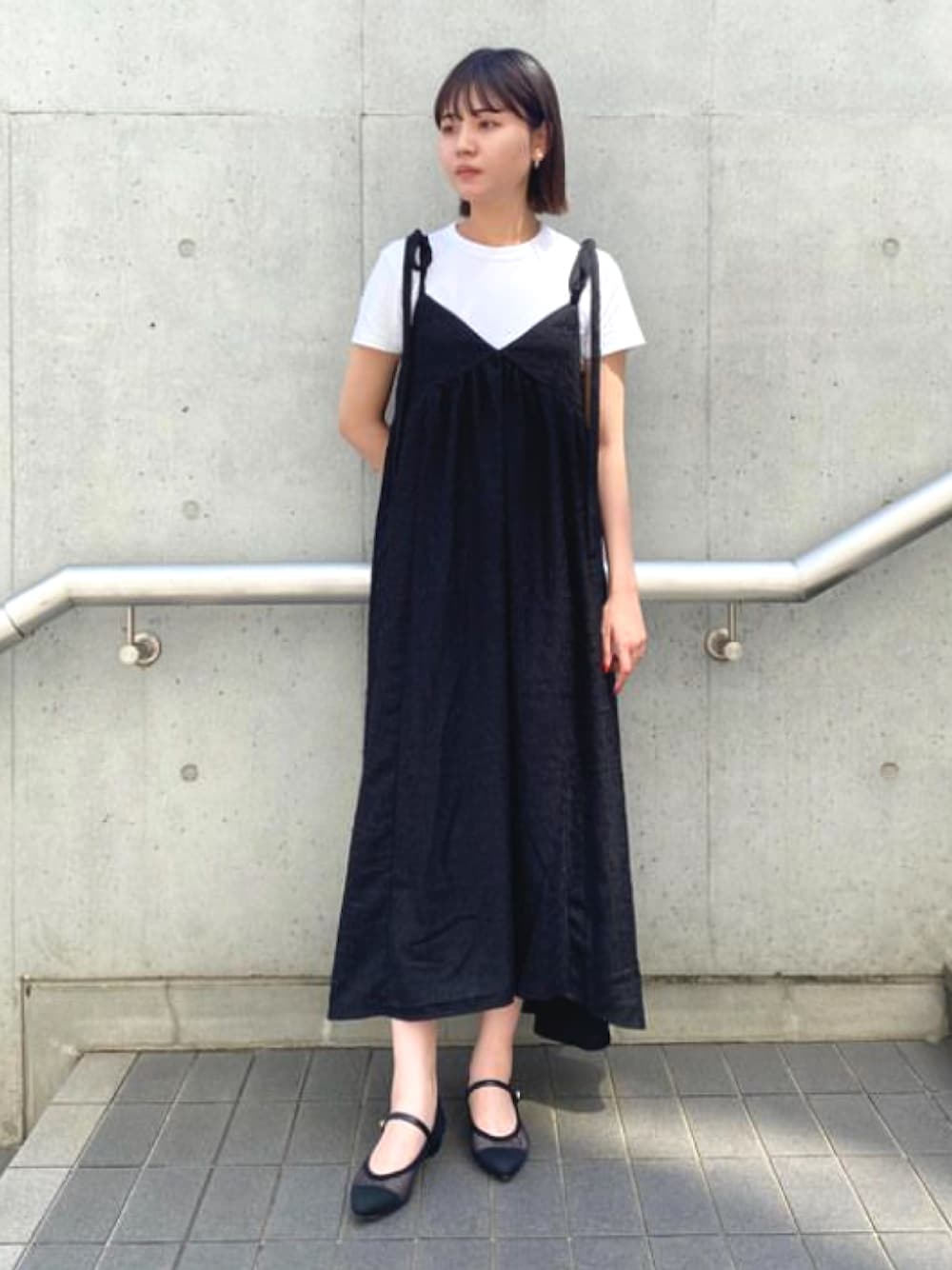 「パンプス、メッシュパンプス、ストラップパンプス、ストラップシューズ、ポインテッドトゥ、メッシュ、ローヒール、Tシャツ、キャミワンピ、大人カジュアル、モノトーン、休日スタイル、シンプルコーデ、お出かけコーデ、夏コーデ」｜「JELLY BEANSのシアーメッシュストラップパンプス【Made in Japan】(125-22901)JELLY BEANS(ジェリービーンズ)（パンプス、ブラック系）」を使った、JELLYBEANSさん（レディース・162cm）の夏コーディネートの1枚目の写真