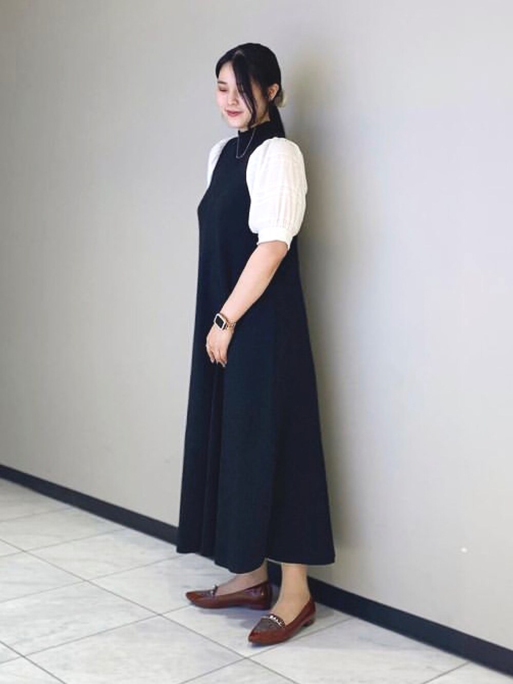 「ふわさら、パンプス、ローファーパンプス、ビットローファー、エナメルシューズ、ポインテッドトゥ、ボリューム袖、ワンピース、ハイネック、ロングワンピース、キレイめ、デート、通勤コーデ、秋コーデ、秋服準備はじめました」｜「JELLY BEANSのパールビジュービットローファーパンプス<ふわさら>(113-64601)JELLY BEANS(ジェリービーンズ)（パンプス、レッド系）」を使った、JELLYBEANSさん（レディース・158cm）の夏コーディネートの1枚目の写真
