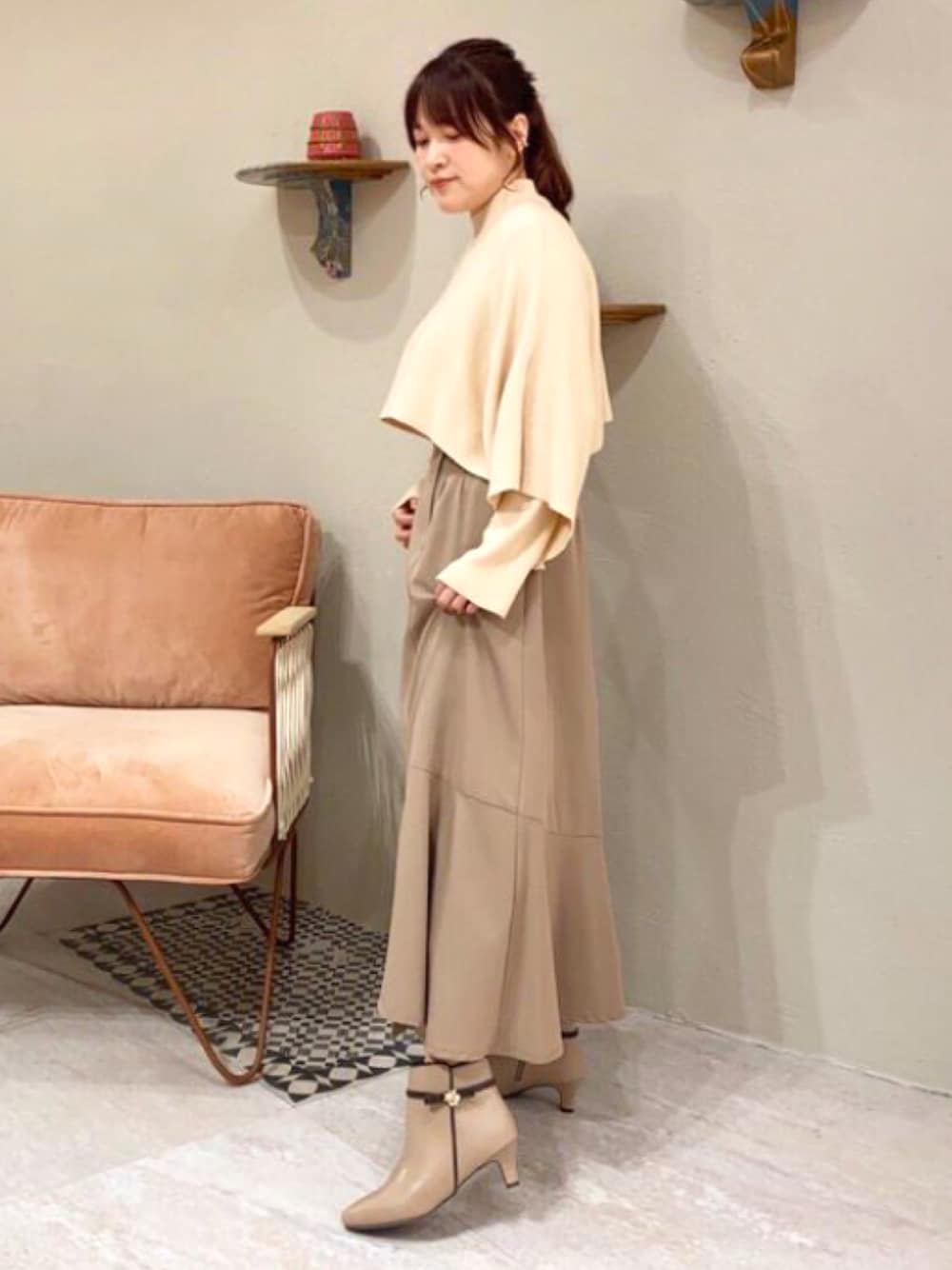 ベージュ系のブーツを着用したレディースの冬コーディネートの1枚目の写真