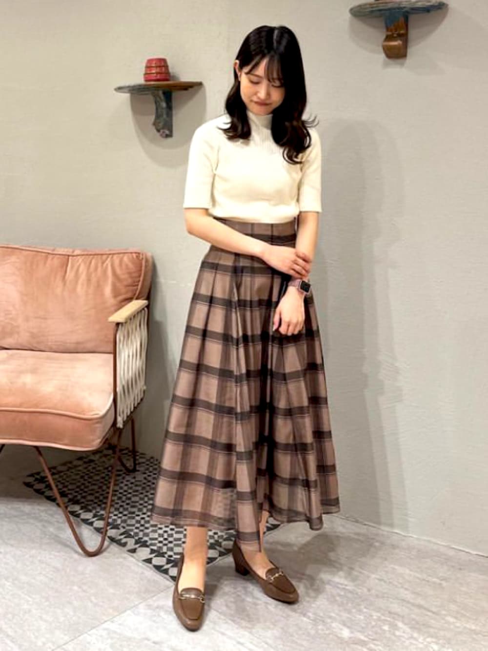 「ふわさら、パンプス、甲深パンプス、ローファーパンプス、ビットローファー、スクエアトゥ、ビジュー、リブニット、スカート、チェックスカート、大人かわいい、キレイめ、お仕事コーデ、通勤コーデ、初秋コーデ」｜「JELLY BEANSのフラワービットローファーパンプス<ふわさら>(204-12882)JELLY BEANS(ジェリービーンズ)（パンプス、ブラウン系）」を使った、JELLYBEANSさん（レディース・157cm）の夏コーディネートの1枚目の写真