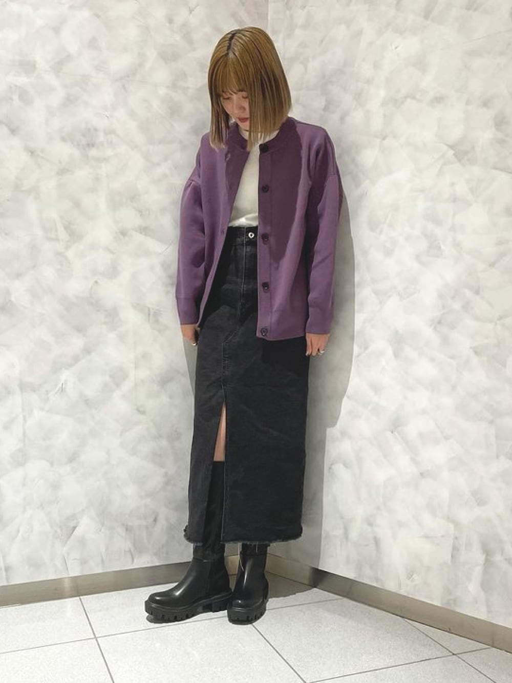 ブラック系のブーツを着用したレディースの秋コーディネートの1枚目の写真