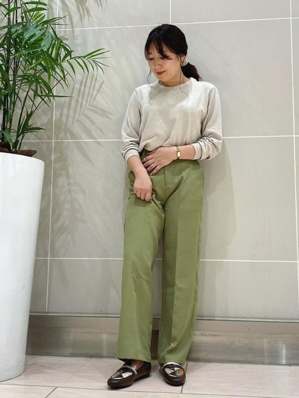 「シンプル、カラーパンツ、ローファー、秋のコーデ、ロンT、大人カジュアル、パッチワーク、休日スタイル、秋服、ピスタチオ、秋服準備はじめました」｜「JELLY BEANSのパッチワークローファー(204-42705)JELLY BEANS(ジェリービーンズ)（ローファー、ブラウン系）」を使った、JELLYBEANSさん（レディース・162cm）の秋コーディネートの1枚目の写真