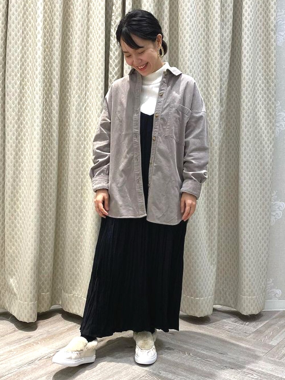 「スリッポン、フラットシューズ、スニーカー、ファー、カジュアル、タートルネック、ロングスカート、大人カジュアル、オトナカジュアル、ゆるコーデ、あったかコーデ、シャツコーデ、シャツスタイル、レイヤードスタイル、休日スタイル」｜「JELLY BEANSのインナーファーモカシンスリッポン(215-40039)JELLY BEANS(ジェリービーンズ)（スリッポン、ホワイト系）」を使った、JELLYBEANSさん（レディース・153cm）の冬コーディネートの1枚目の写真
