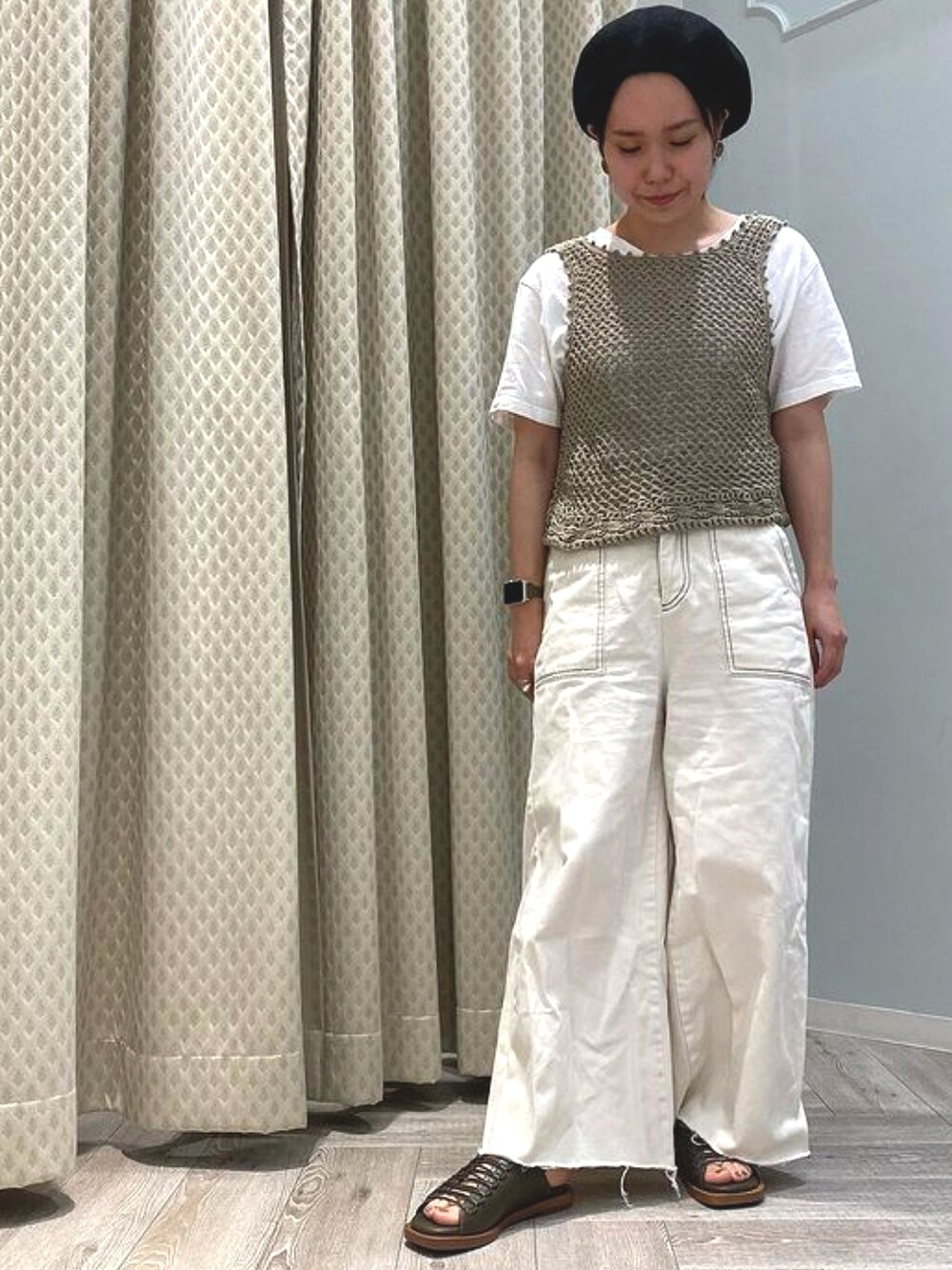 グリーン系のサンダルを着用したレディースの夏コーディネートの1枚目の写真