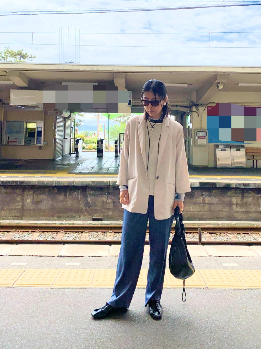「夏コーデ、きれいめカジュアル、オトナ女子、大人カジュアルコーデ、パンツスタイル」｜「tukn.のアイテム（スリッポン、ブラック系）」を使った、I TSU KOさん（骨格ストレート・レディース・161cm）の夏コーディネートの1枚目の写真