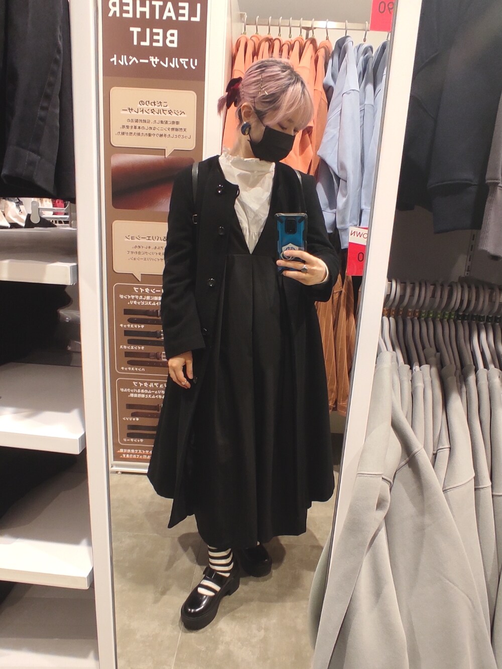 ブラック系のシューズ、ホワイト系のシャツ/ブラウス、ブラック系のジャンパースカートを着用したレディースの冬コーディネートの2枚目の写真