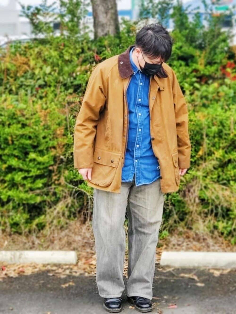 「クリスマスに着たい服、バブアー、古着、古着MIX、古着好きな人と繋がりたい、おしゃれさんと繋がりたい、オトナカジュアル、カジュアルコーデ、ワイドデニム、オーバーサイズ、carhartt、Dr.Martens、お洒落さんとつながりたい、冬、大人コーデ」｜「Barbourのアイテム（その他アウター、ベージュ系）」を使った、tummyshigeさん（メンズ・176cm）の冬コーディネートの1枚目の写真