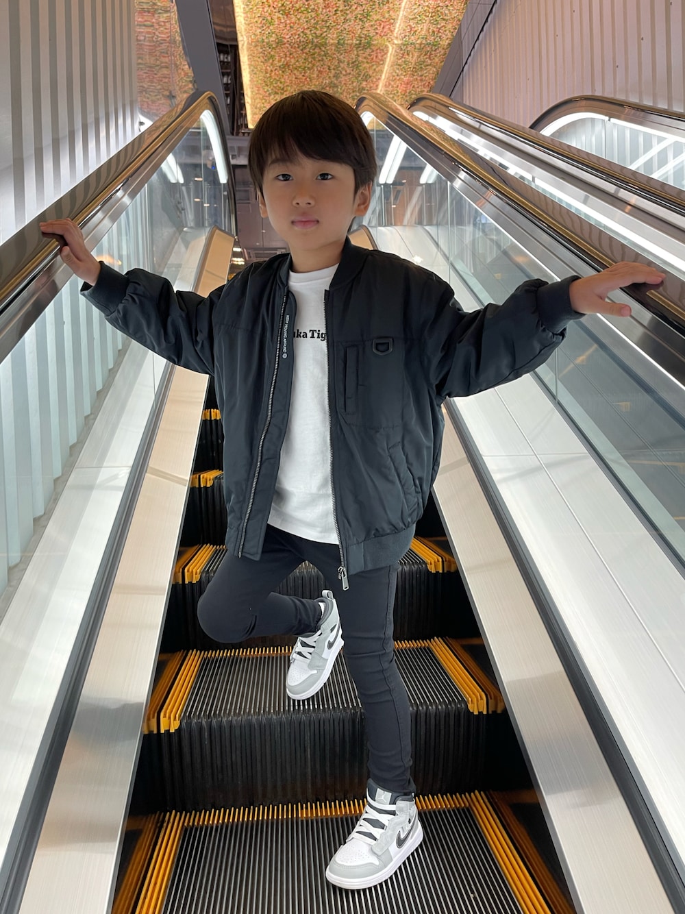 「男の子、シンプルコーデ、スニーカー、カジュアル、ボアジャケット、デニムパンツ、NIKE、スタジャン、キッズファッション、キッズ、モノクロ、ジョーダン、Jordan、ナイキ、ナイキスニーカー」｜「JORDAN BRANDのアイテム（スニーカー、ホワイト系）」を使った、こつぶさん（キッズ・120cm）の冬コーディネートの1枚目の写真