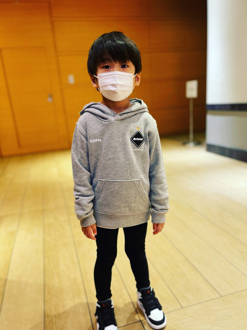 「キッズコーデ、こどもコーデ、NIKE、ナイキ、エアジョーダン、FCRB、パーカー、お出かけコーデ、グレー、男の子、スニーカー、5歳」｜「F.C.Real Bristolのアイテム（パーカー、グレー系）」を使った、こつぶさん（キッズ・110cm）の秋コーディネートの1枚目の写真