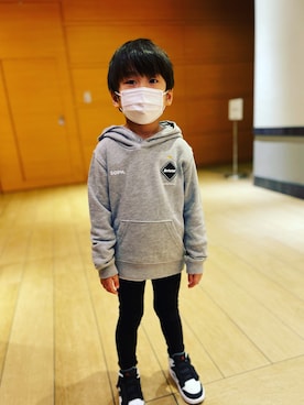 「F.C.Real Bristol（エフシーレアルブリストル）のアイテム（パーカー）」を使った、こつぶさん（キッズ・110cm）の秋コーディネート