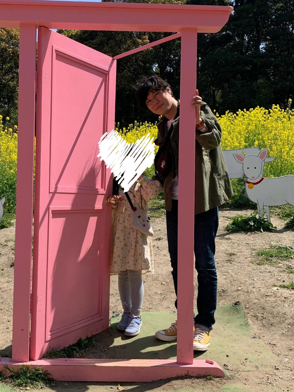 グリーン系のミリタリージャケット、ブルー系のデニムパンツ、イエロー系のスニーカーを着用したメンズの春コーディネートの1枚目の写真
