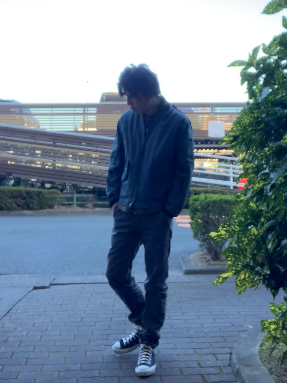 グレー系のその他パンツ、ブルー系のスニーカー、グリーン系のミリタリージャケットを着用したメンズの冬コーディネートの1枚目の写真