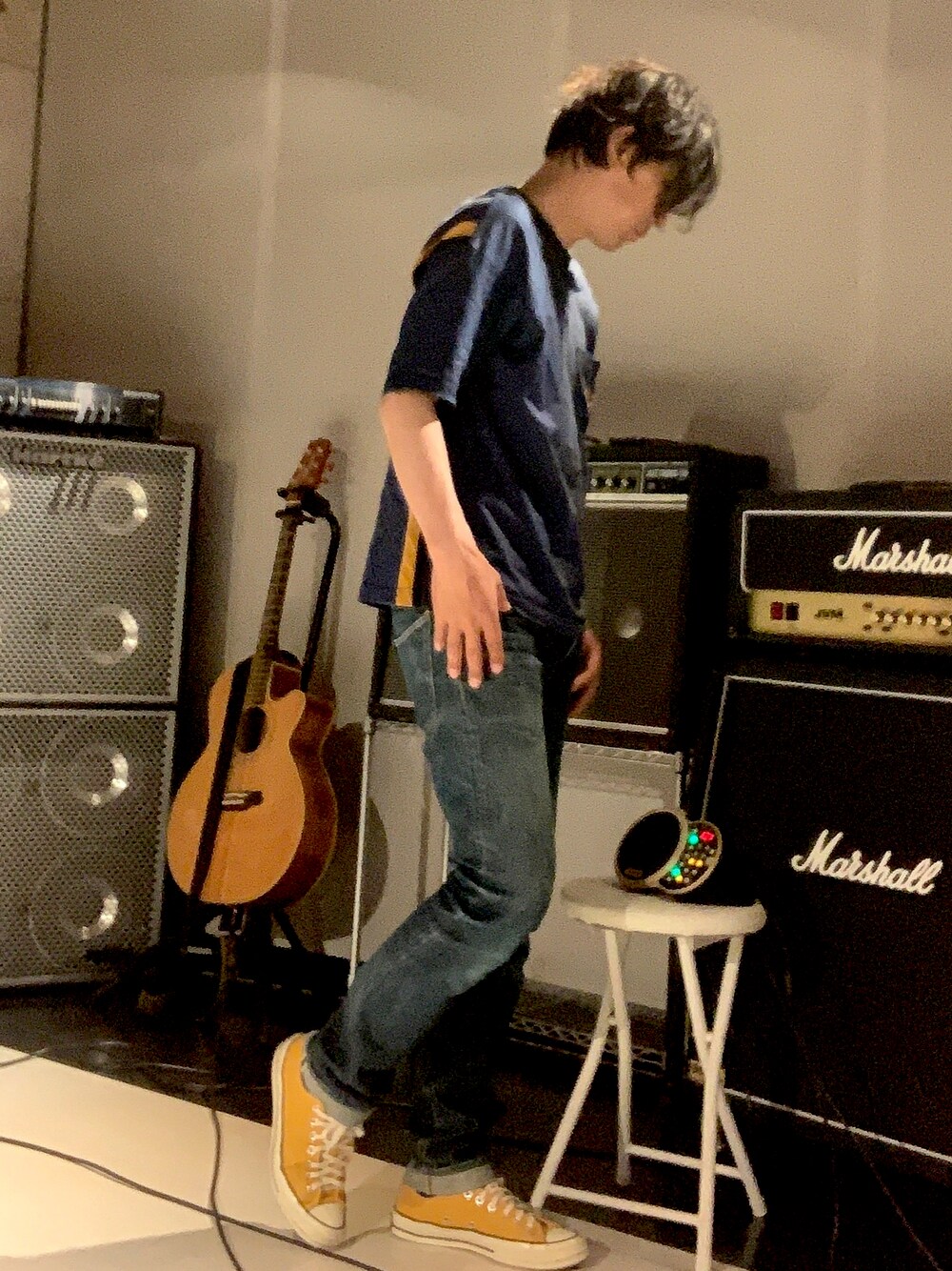 ブルー系のTシャツ/カットソー、ブルー系のデニムパンツ、イエロー系のスニーカーを着用したメンズの夏コーディネートの1枚目の写真