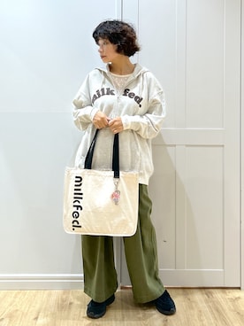 「アイテム（キーホルダー）」を使った、MIKOTOさん（レディース・164cm）の夏コーディネート