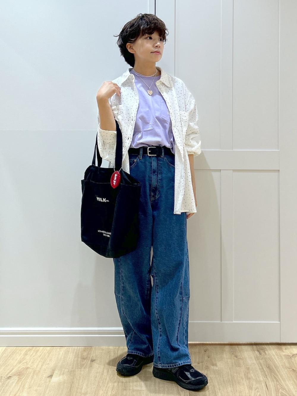 「柄シャツ、ショルダーバッグ、シャツスタイル、きれいめカジュアル、デニム、トートバッグ、パンツスタイル、高身長女子、おしゃれさんと繋がりたい、シャツコーデ、シャツ、デニムパンツ、MILKFED.、レイヤードスタイル、ドット」｜「MILKFED.のSOLID GAUZE SHIRT（シャツ/ブラウス、ホワイト系）」を使った、MIKOTOさん（レディース・164cm）の春コーディネートの1枚目の写真