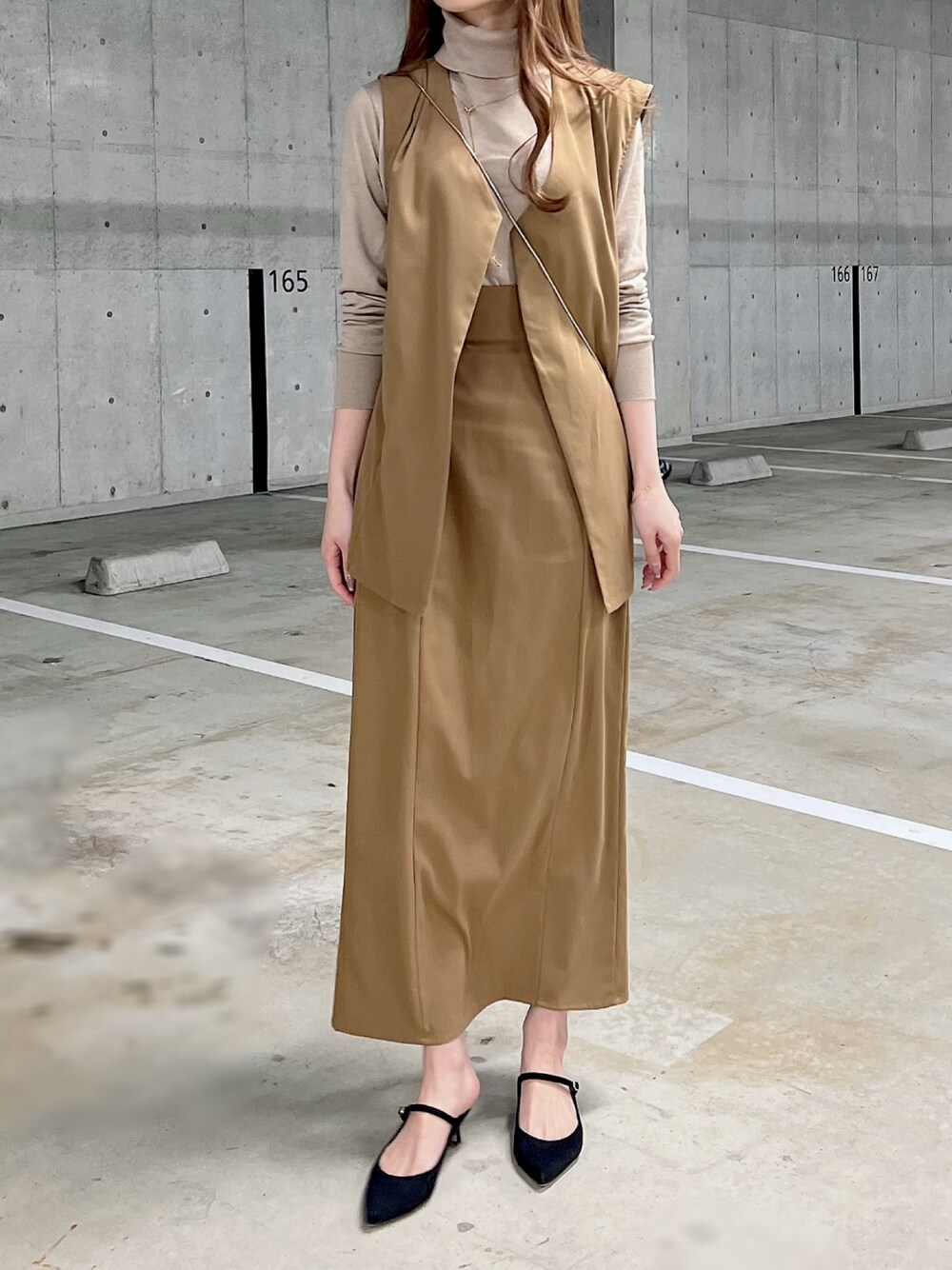 「春服デビュー宣言、シンプルコーデ、大人かわいい、キレイめカジュアル、楽チンコーデ、今日のコーデ、きれいめカジュアル、セットアップ、淡色コーデ、韓国ファッション、ラクチンコーデ、おしゃれさんと繋がりたい、ジレ、Louere、春コーデ」｜「LouereのVネックベスト＋ハイウエストタイトスカートセットアップ（セットアップ、ブラウン系）」を使った、kataoka__mikaさん（レディース・163cm）の春コーディネートの1枚目の写真