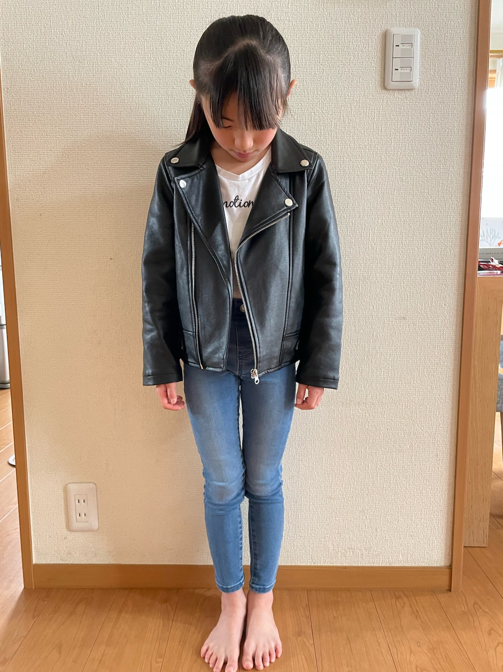 「大人カジュアル、今日のコーデ、プチプラ、カジュアルコーデ、モノトーン」｜「GUのアイテム（デニムパンツ、ブルー系）」を使った、さっちさん（キッズ・130cm）の春コーディネートの1枚目の写真