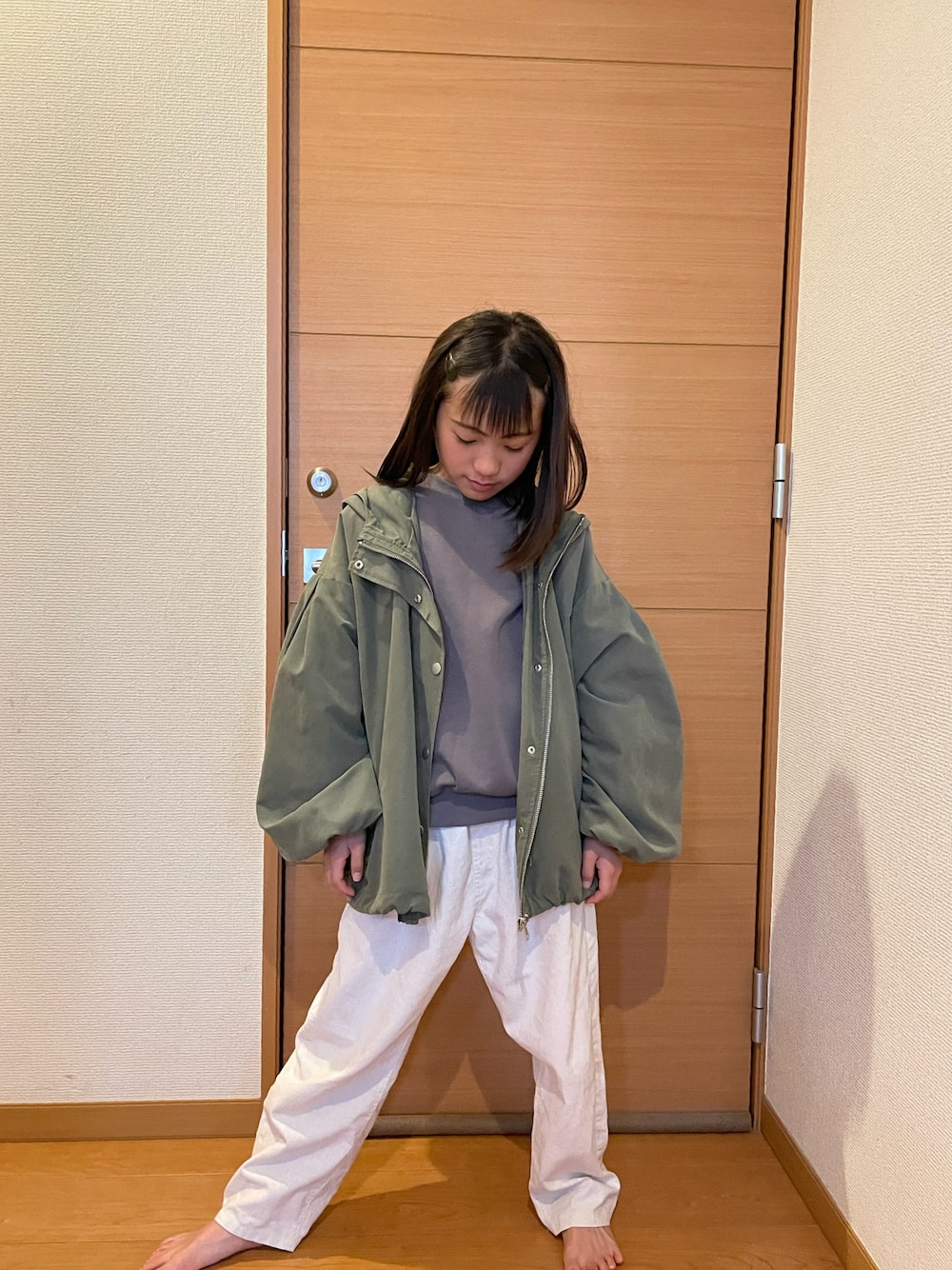 「春服コーデ、シンプル、パンツコーデ、プチプラ」｜「Birthdayのアイテム（パンツ、ホワイト系）」を使った、さっちさん（キッズ・130cm）の春コーディネートの1枚目の写真