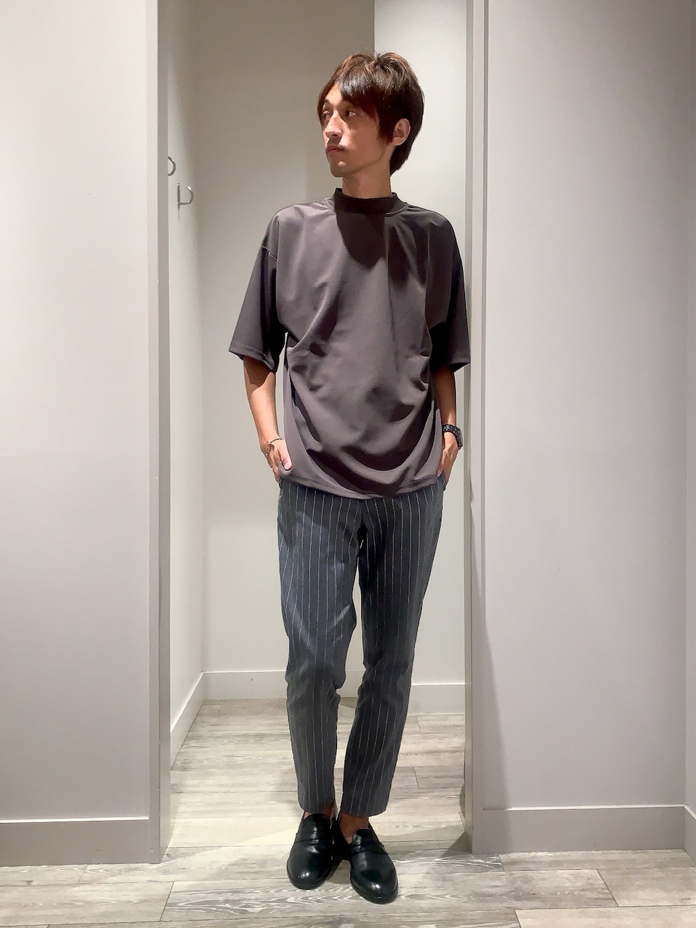 「モックネック、モックネックT、オーバーサイズ、ドロップショルダー、きれいめカジュアル、スラックス、セットアップ、ローファー、スリッポン、オペラシューズ、ストライプ、ドライマックス、夏コーデ、秋色、デート」｜「AH ABAHOUSEの【AH ABAHOUSE】カットジョーゼット ドロップショルダー モックネック Tシャツ（Tシャツ/カットソー、グレー系）」を使った、★たか★さん（メンズ・178cm）の夏コーディネートの1枚目の写真