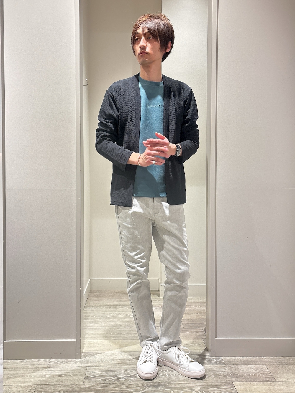 ブラック系のカーディガン/ボレロ、グリーン系のTシャツ/カットソー、グレー系のその他パンツを着用したメンズの春コーディネートの1枚目の写真