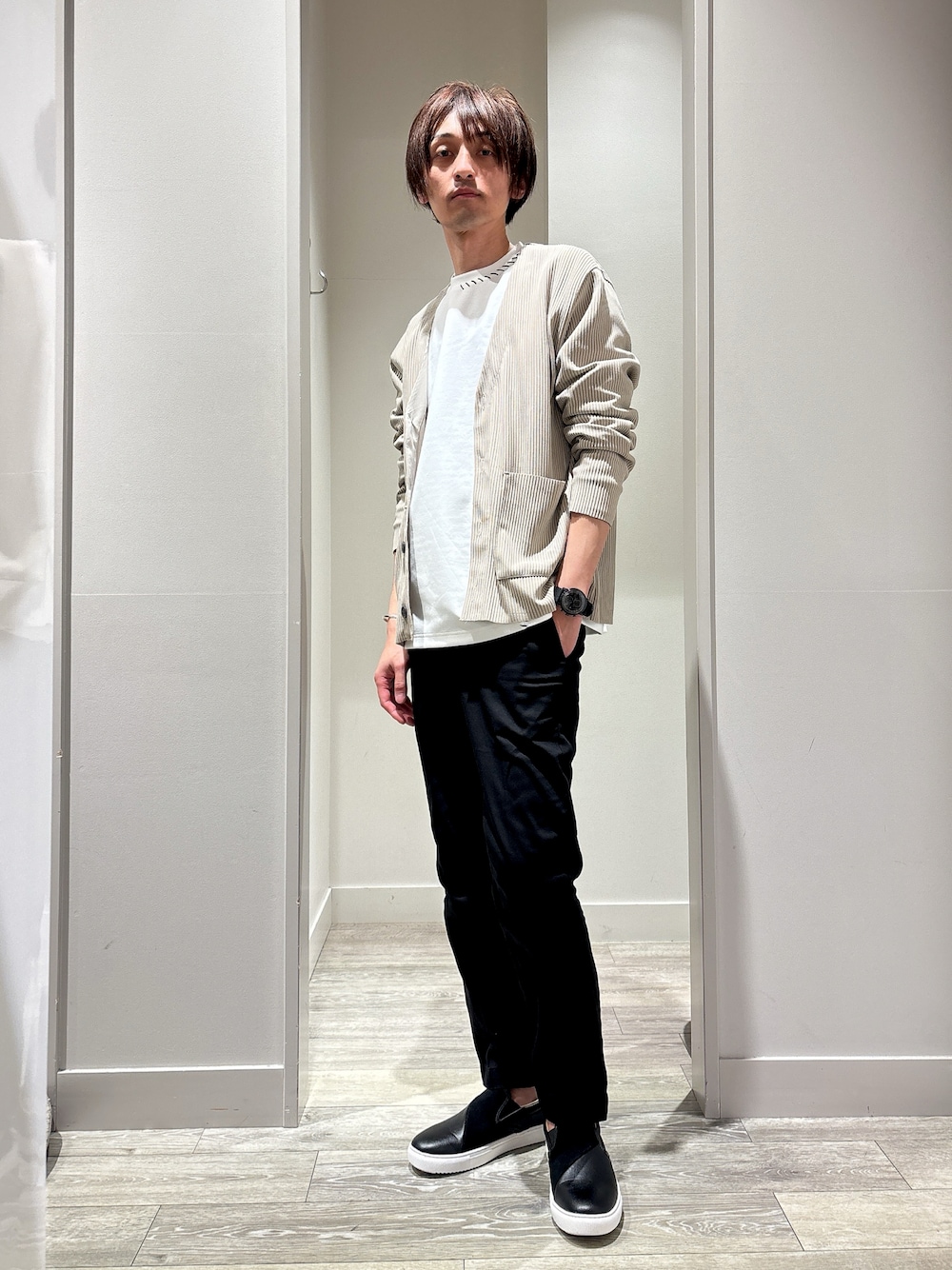 「春コーデ、大人カジュアル、カーディガン、テーパードパンツ、イージースラックス、スリッポン、きれいめカジュアル、モード、A/H ABAHOUSE、オーバーサイズ」｜「AH ABAHOUSEの【AH ABAHOUSE】ダンボール ハンドステッチ 長袖Tシャツ / ロンT（Tシャツ/カットソー、ホワイト系）」を使った、★たか★さん（メンズ・178cm）の春コーディネートの1枚目の写真