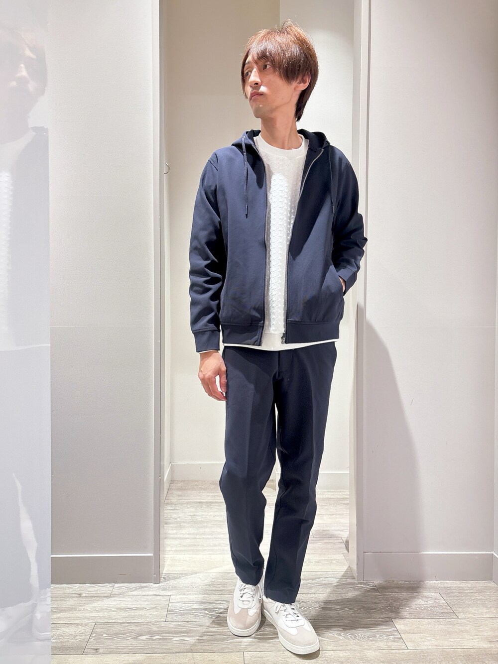 ブルー系のパーカー、ホワイト系のTシャツ/カットソー、ブルー系のスラックスを着用したメンズの秋コーディネートの1枚目の写真