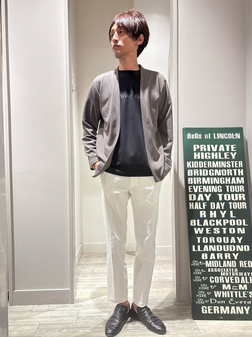 ブラック系のTシャツ/カットソー、ホワイト系のスラックス、ブラック系のカーディガン/ボレロを着用したメンズの秋コーディネートの1枚目の写真