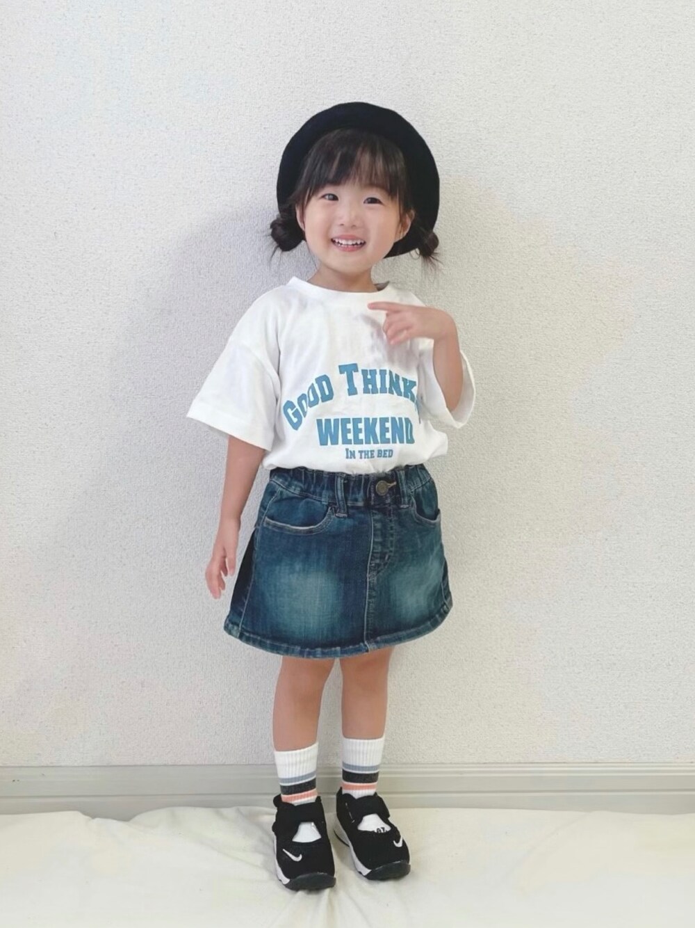 「ロゴT、デニムスカート、ベレー帽、ラインソックス、エアリフト、シンフルコーデ、プチプラ、キッズコーデ、夏だ！Tシャツ着よう！、夏セールで買いました、夏コーデ」｜「＆yamのUSAコットン アーチロゴプリント半袖Tシャツ（Tシャツ/カットソー、ホワイト系）」を使った、YuAchiさん（キッズ・90cm）の夏コーディネートの1枚目の写真