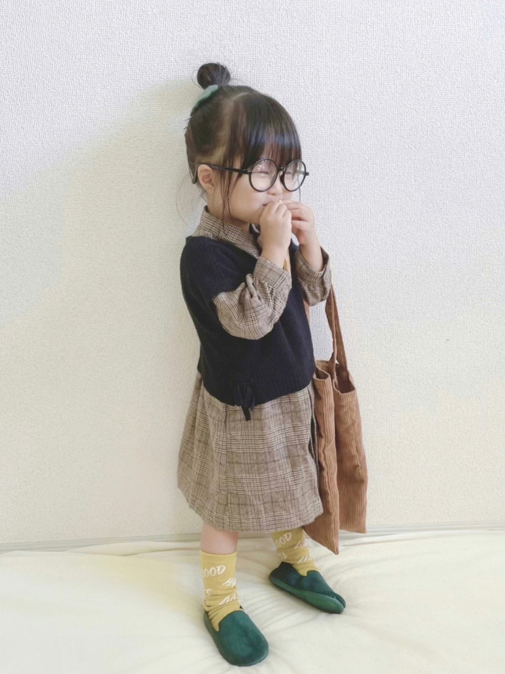 「チェック、ワンピース、グリーン、ベスト、シャツワンピース、レイヤードスタイル、マスタード、スリッポン、チェックワンピース、petit main、秋コーデ、Branshes、チェッカーず2021」｜「petit mainのチェック柄長袖ガウンシャツワンピース（シャツワンピース、その他）」を使った、YuAchiさん（キッズ・80cm）の秋コーディネートの1枚目の写真