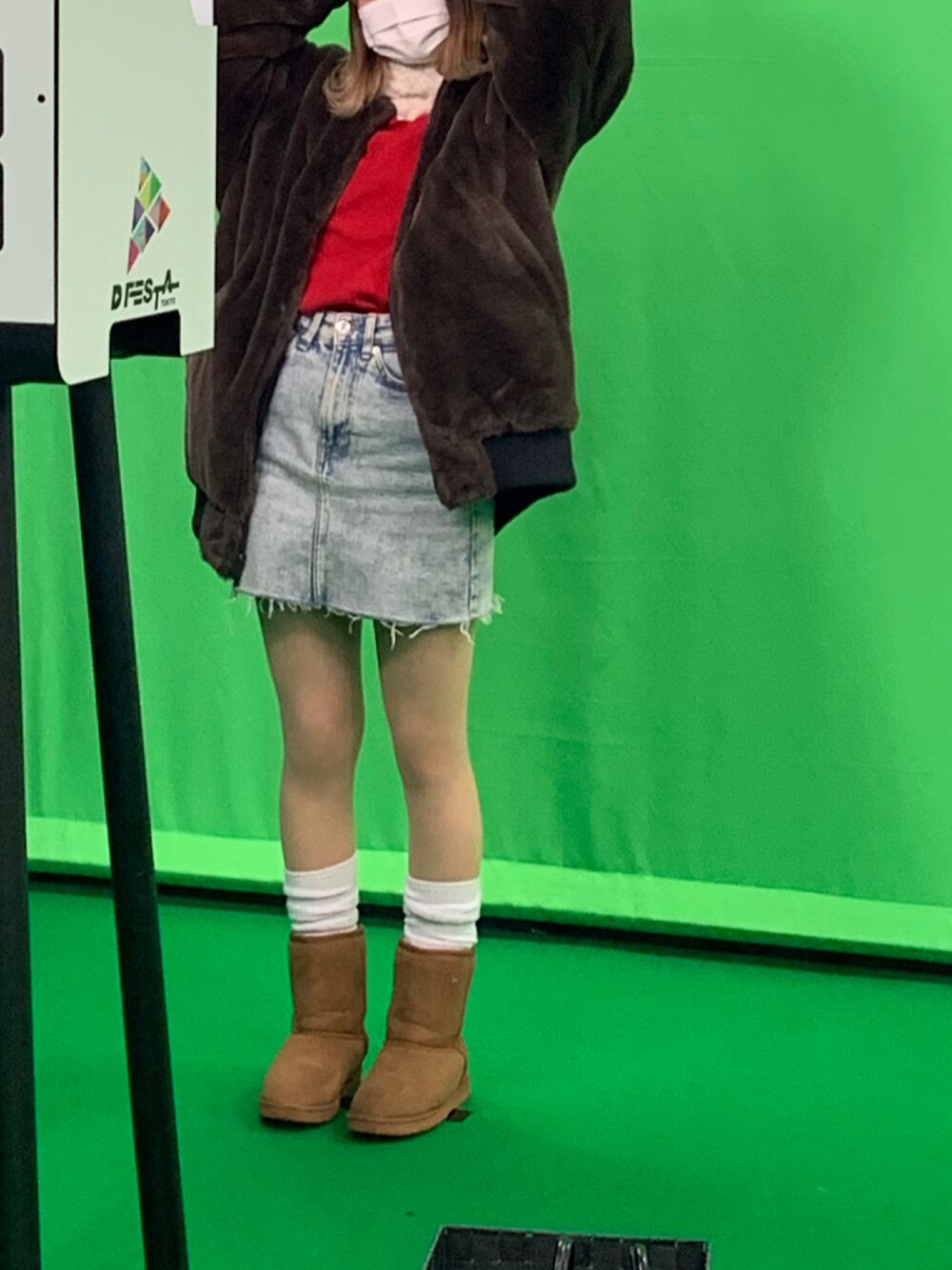 「クリスマスに着たい服、冬コーデ、カジュアルコーデ、カラーコーデ、ビッグシルエット、ニット、デニムスカート、ムートンブーツ、低身長、ootd、오오티디」｜「UNIQLOのカシミヤVネックセーター（長袖）（ニット/セーター、レッド系）」を使った、エテさん（レディース・152cm）の冬コーディネートの1枚目の写真