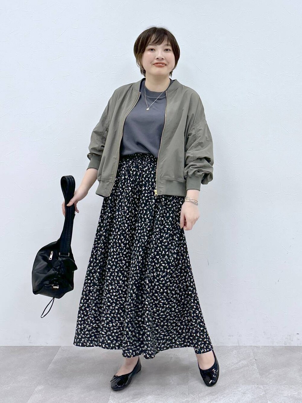 「体型カバー、リラックス、ゆったり、MA-1、ワイドパンツ、楽ちんコーデ、着痩せ・細見え、ドットエスティ秋コーデ」｜「GLOBAL WORK Smile Seed Storeの撥水UV/MA-1/131064（MA-1、グリーン系）」を使った、yasuno.【GLOBALWORK】さん（レディース・162cm）の秋コーディネートの1枚目の写真