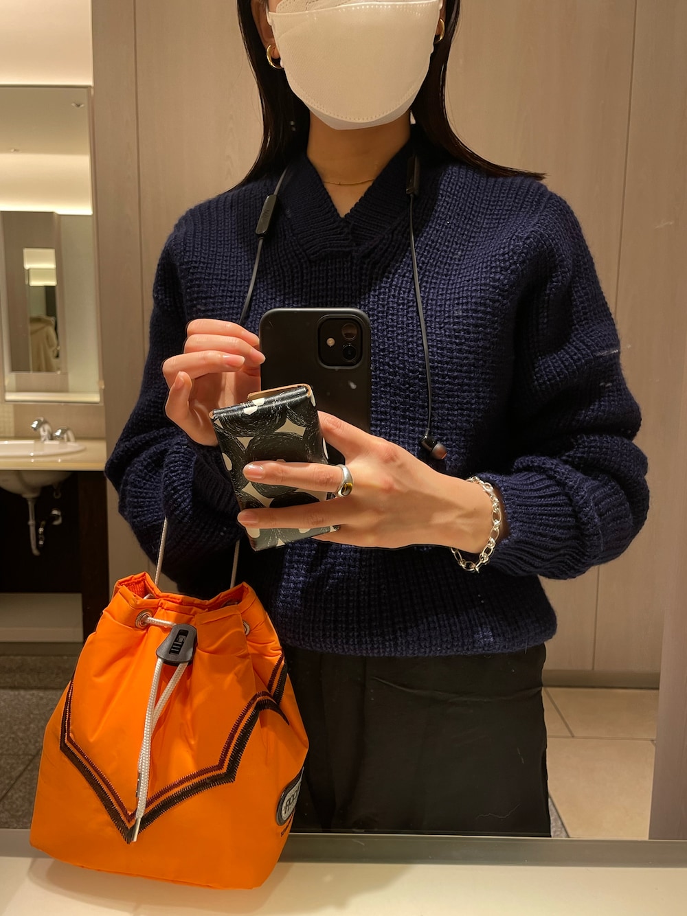 「TOGAのアイテム（バッグ、オレンジ系）」を使った、nipasiさん（レディース・155cm）の冬コーディネートの1枚目の写真